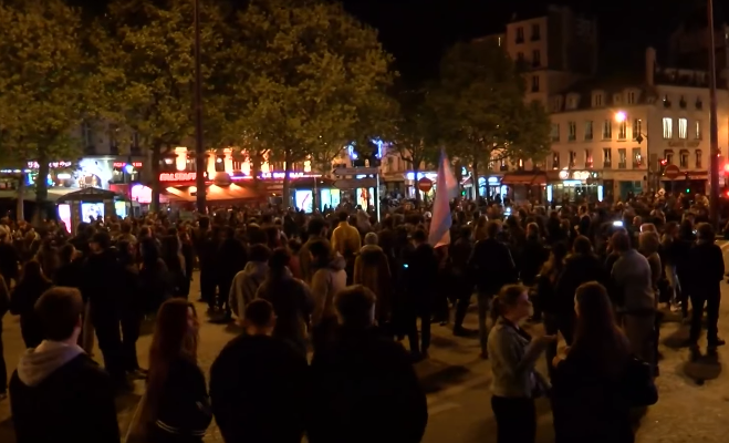 Le Pen se retrage temporar de la conducerea FN. Sute de oameni au protestat fata de rezultatul obtinut de ea in alegeri