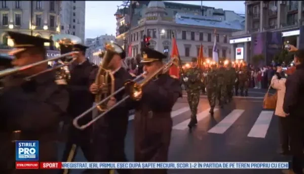 Ziua Fortelor Terestre Romane s-a incheiat cu o defilare cu torte. E al treilea an cand vin cu nepotelul