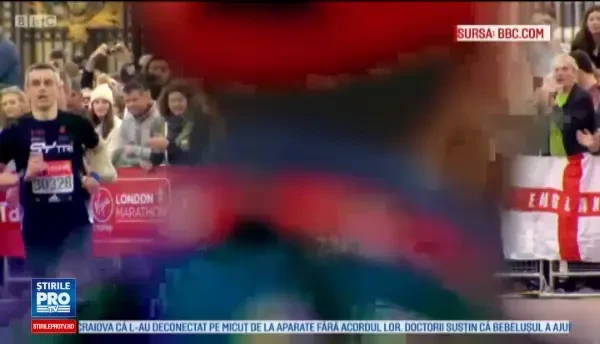 Imagini emotionante la maratonul de la Londra. Un concurent l-a ajutat pe un adversar epuizat sa treaca linia de sosire