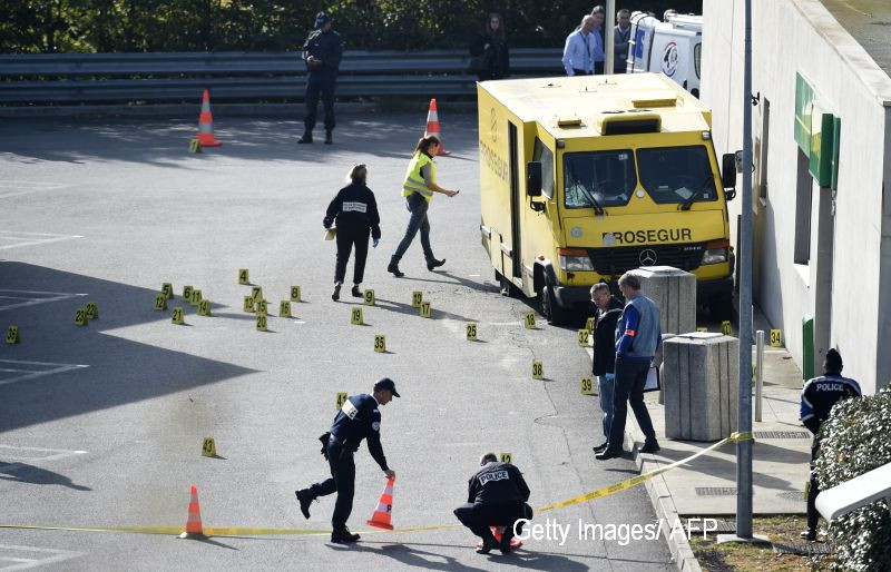 Zeci de barbati au jefuit sediul unei firme de securitate, iar un politist a fost ucis. Suma fabuloasa pe care au furat-o