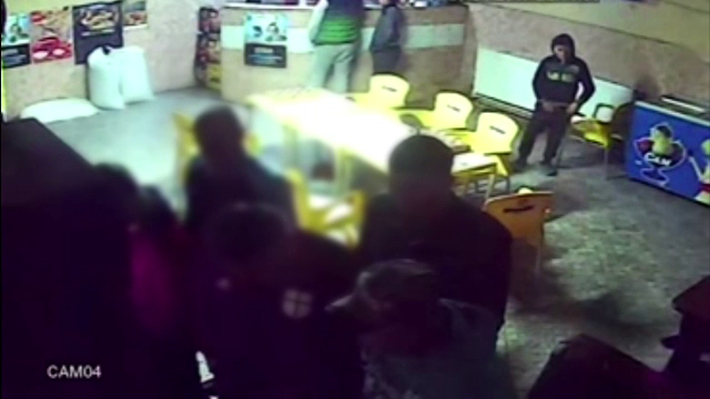 Au furat 12.000 de lei dintr-o casă, apoi au ”spart” banii la păcănele. În cât timp i-au găsit polițiștii