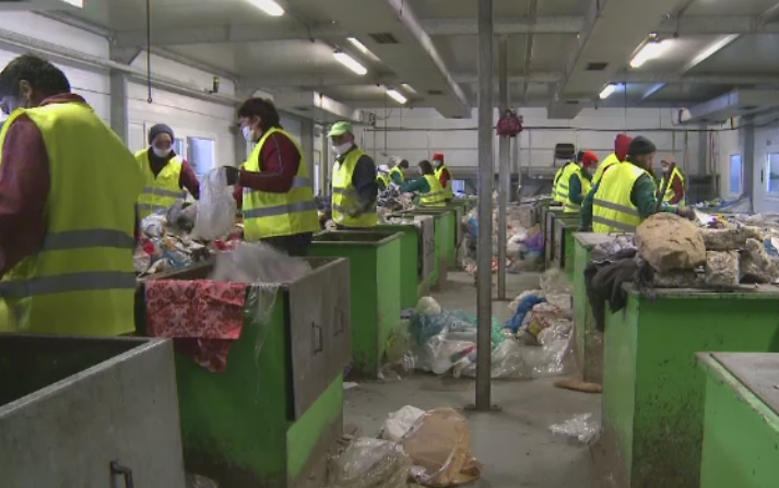 Pungile de plastic foarte subtiri vor disparea de pe piata. Conditiile in care angajatii de la reciclare le sorteaza manual