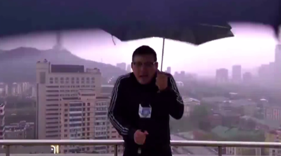 Un reporter a fost lovit de fulger in timpul unei transmisiuni in direct. VIDEO