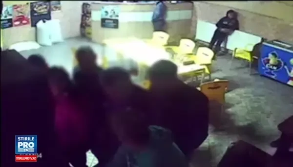 Tineri filmati in timp ce spargeau un aparat de pacanele, in Prahova. Cati bani au furat