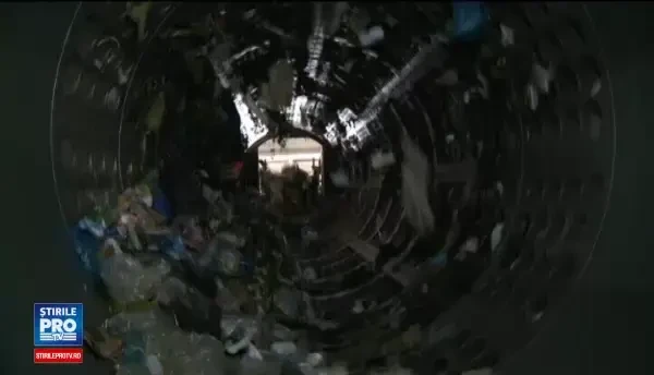 Pungile de plastic foarte subtiri vor disparea de pe piata. Conditiile in care angajatii de la reciclare le sorteaza manual