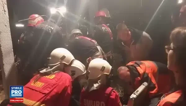 Copilul de 2 ani cazut intr-un put in Teleorman a fost salvat dupa 10 ore. Baiatul a stat cu jumatate din corp in apa