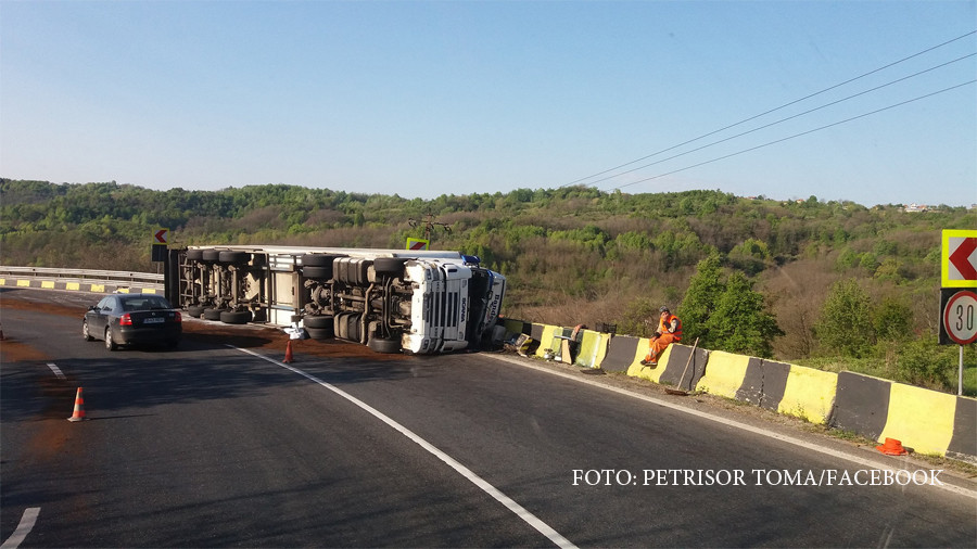 Circulatia pe DN 7 – Valea Oltului este ingreunata dupa ce un TIR s-a rasturnat pe carosabil. O persoana a fost ranita