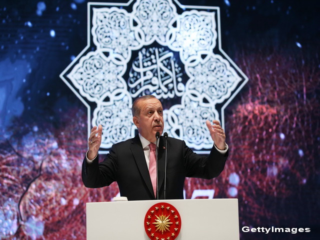 Pentru prima data in ultimii 70 de ani, presedintele Turciei este si presedinte de partid. Erdogan, reales in fruntea AKP