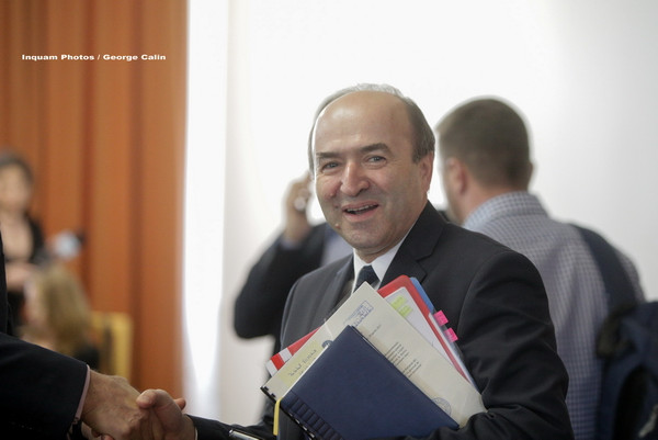 Dezbatere publica la Justitie, pe tema codurilor penale, cu usile inchise. Tudorel Toader a iesit din sala dupa o ora