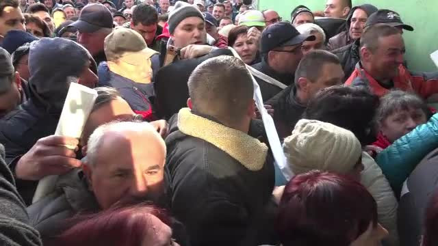 Dupa 5 zile de cozi, in Alba Iulia s-a dat batalia finala pe un loc de parcare. "Am intrat intr-o ambuscada, nu iesim vii"