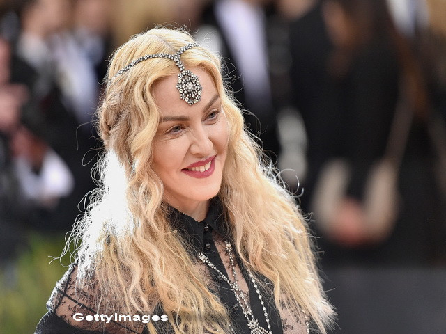Madonna nemultumita de noul film propus de Universal. "Oricine incearca sa faca asta este un sarlatan si un prost"