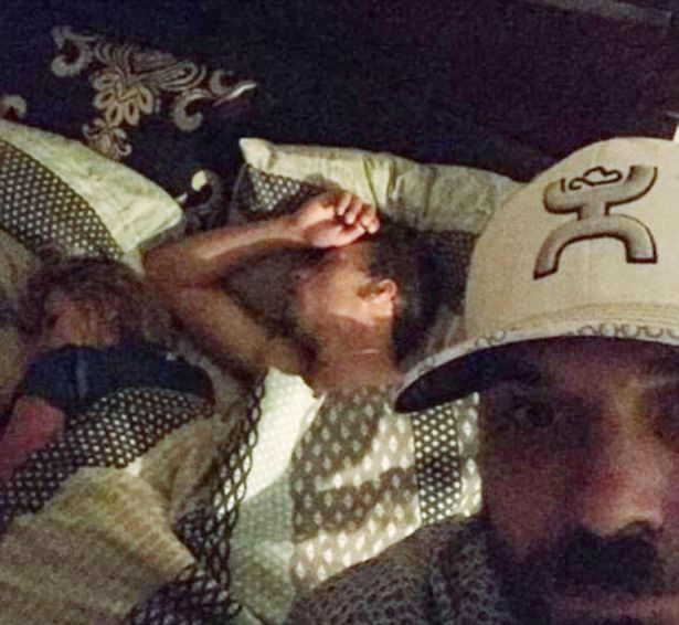 Si-a gasit iubita in pat cu alt barbat si a reactionat intr-un mod despre care toata lumea vorbeste