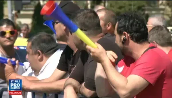 Protestul taximetristilor din Piata Victoriei s-a incheiat. In urma lor au ramas coji de seminte si chistoace