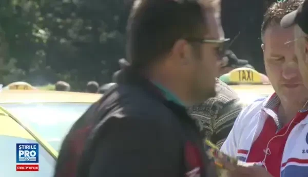 Protestul taximetristilor din Piata Victoriei s-a incheiat. In urma lor au ramas coji de seminte si chistoace