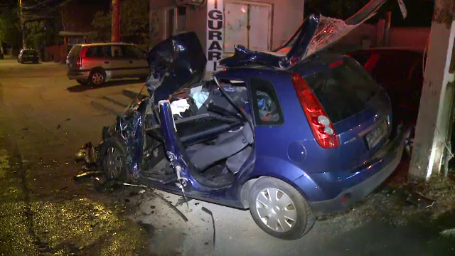 Un barbat a ramas blocat in propria masina, in urma unui accident violent provocat de o soferita care a intrat pe contrasens