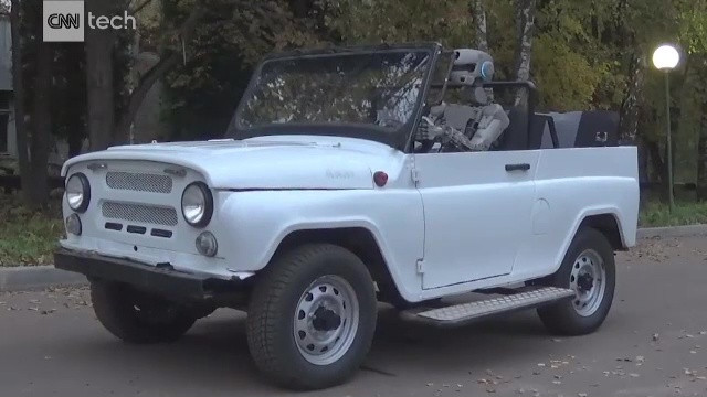 Soldatul-robot este noua creatie ruseasca. Conduce masini, trage cu pistolul si poate face si flotari