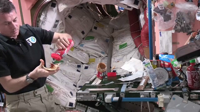 Cum prepara un astronaut un sandvis intr-un mediu cu gravitatie zero