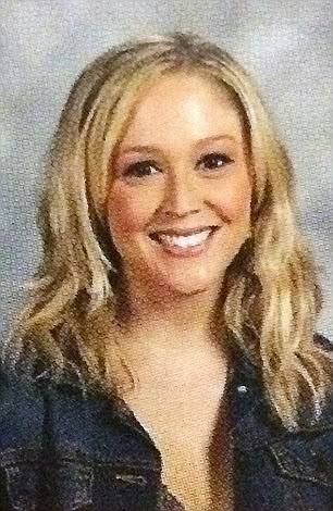 O profesoara care ar fi intretinut relatii sexuale cu un elev minor, impreuna cu un alt cadru didactic, a fost achitata. FOTO