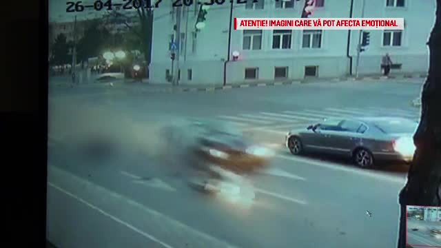 Accident grav in Suceava, surprins de camere. Un motociclist a fost lovit in plin de o masina