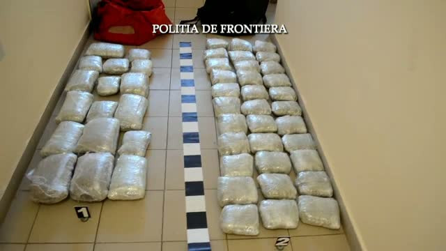 Doi indivizi din Albania, prinsi la frontiera din Timis in timp ce incercau sa introduca in tara 34 de kilograme de canabis