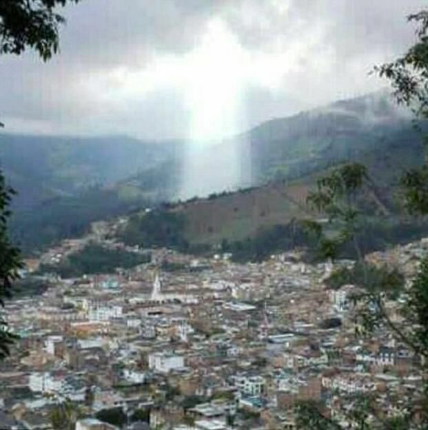 Locuitorii unui oras din Columbia sunt convinsi ca Iisus Hristos a aparut deasupra unei zone distruse de alunecari de teren