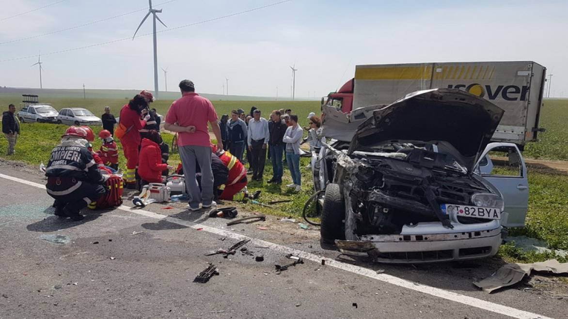 Accident grav in Constanta. Cinci persoane, intre care un copil de doi ani, ranite dupa ce un autoturism a lovit un TIR