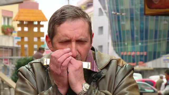 Povestea lui Nelu Muzicuta, barbatul care a pierdut totul din cauza alcoolului. Cum i-a salvat viata instrumentul muzical