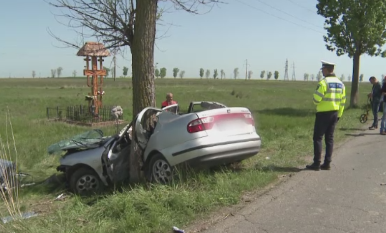 Grav accident in judetul Buzau. O mama a murit dupa ce a facut accident cu masina in care se afla fetita ei de 7 ani