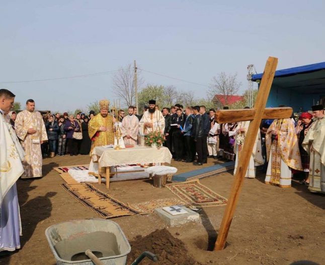 Taranii dintr-un sat din Vaslui au intins covoare pe drum pentru a nu se murdari pe pantofi episcopul Husilor. FOTO