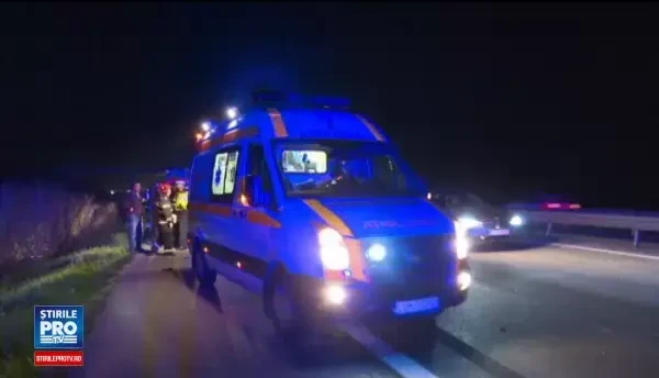 Un barbat a murit, iar doi sunt in stare grava, dupa ce au fost loviti de o masina. Victimele oprisera pe banda de urgenta