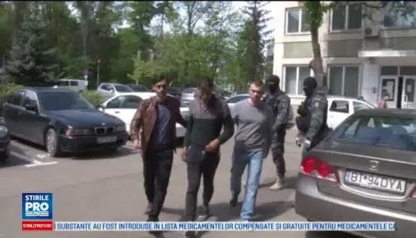 Trei tineri din Suceava, retinuti dupa ce in urma cu trei luni ar fi batut doi batrani si le-ar fi furat 7000 de lei