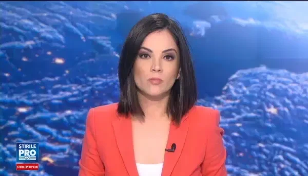 Jennifer Lopez si-a facut aparitia intr-o rochie cu un decolteu generos la gala premiilor Bilboard. FOTO