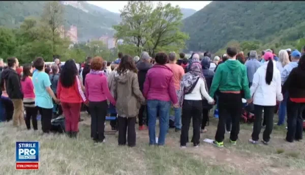 Aproximativ 1000 de persoane s-au dus la Herculane, la o tabara de yoga