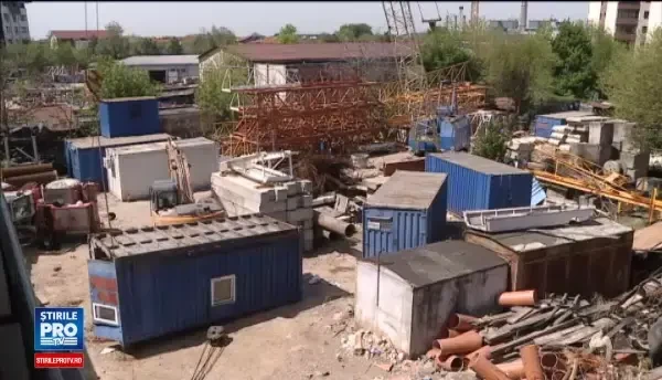 Un barbat a ramas prins sub un container dupa ce o macara s-a prabusit. Pompierii nu au reusit sa il salveze