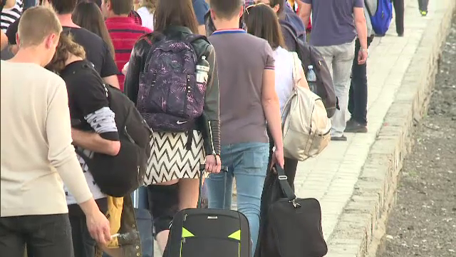 500 de studenti si elevi au pornit spre litoral. "Ma duc in Vama Veche ca sa imi gasesc latura spirituala"