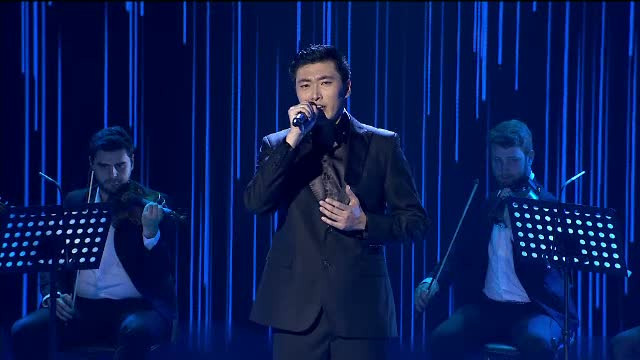 In urma votului publicului, primul concurent care merge in finala "Romanii au talent" este Fang Shuang. Momentele serii