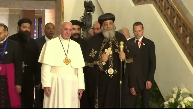 Aflat in vizita la Cairo, Papa Francisc a mers si la un lacas de cult care a fost tinta unui atac jihadist