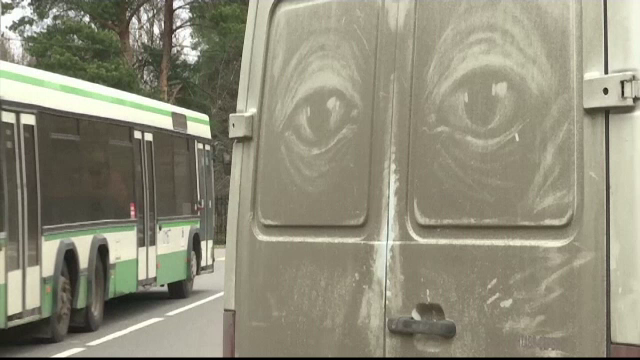 Un rus deseneaza pe masinile care sunt pline de praf, folosind o perie sau mana. Cat de bine ii ies "picturile"