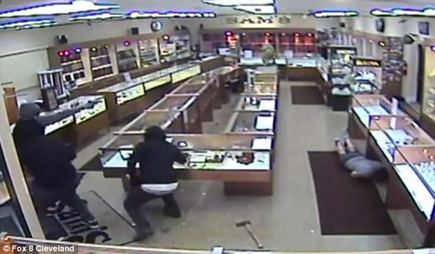 A fost impuscat in timpul unui jaf, dar un obiect i-a salvat viata unui angajat al unui magazin de bijuterii. VIDEO