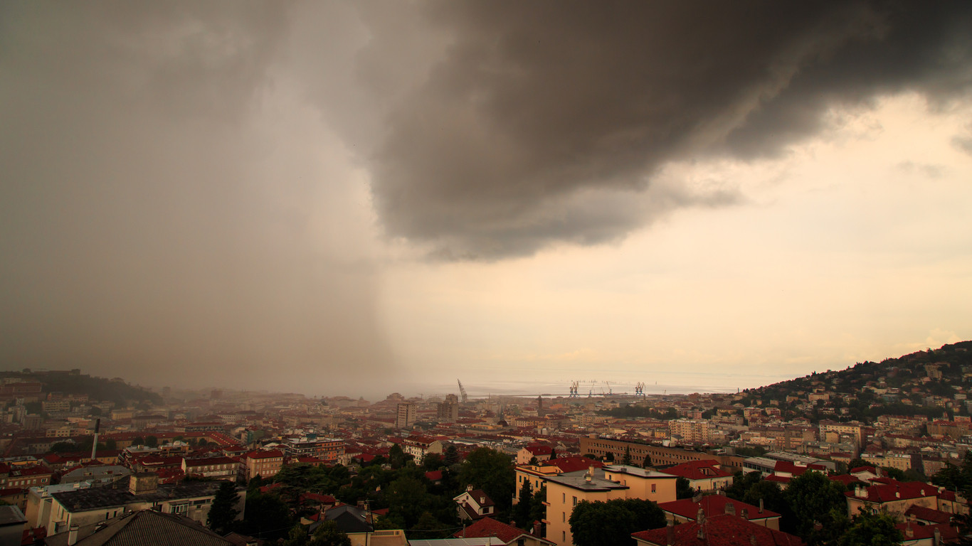 Meteorologii au emis o avertizare de ploi torentiale si descarcari electrice pentru toata tara. Prognoza pentru trei zile