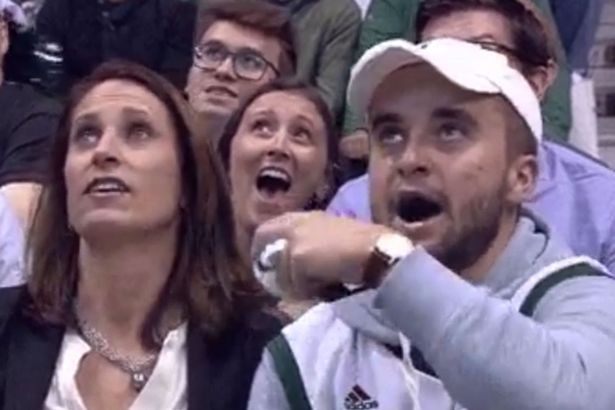 Selectati la "Kiss cam", o femeie si fiul ei au avut o reactie de-a dreptul amuzanta. VIDEO