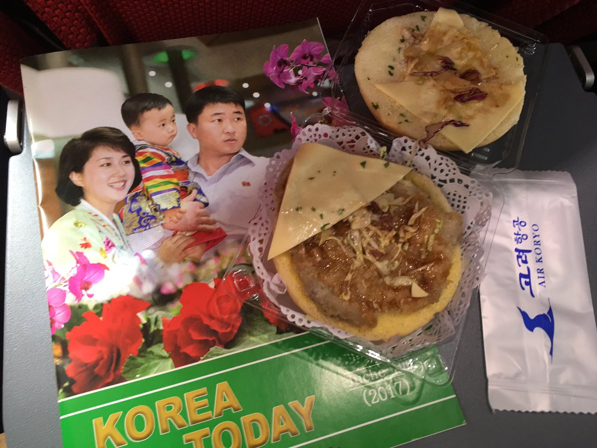 "Cea mai dezgustatoare masa servita in avion". Nimeni nu stie ce carne e folosita in "hamburgerul Koryo"