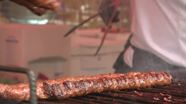 Bucatarii incearca sa faca in Capitala cel mai mare mititel, demn de Cartea Recordurilor. Cate ore s-a muncit la el