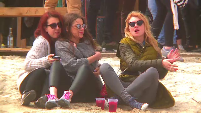 Petrecerea a continuat la Mamaia, pe plaja invaluita de ceata. Ce buget a pregatit un tanar pentru 4 zile pe litoral