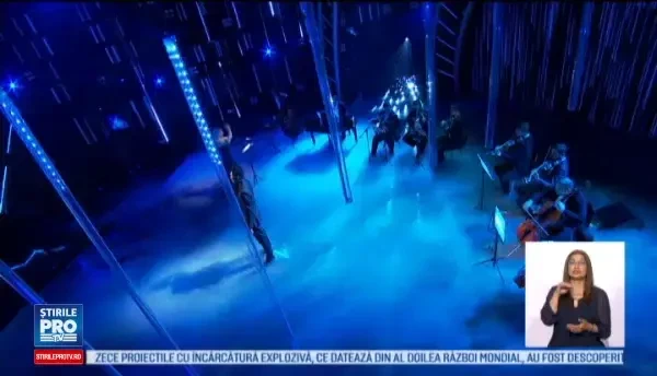 In urma votului publicului, primul concurent care merge in finala Romanii au talent este Fang Shuang. Momentele serii