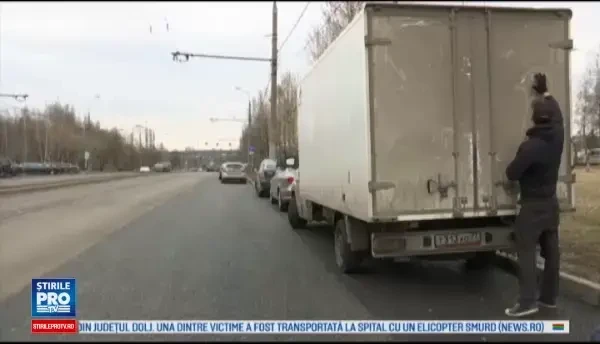 Un rus deseneaza pe masinile care sunt pline de praf, folosind o perie sau mana. Cat de bine ii ies picturile