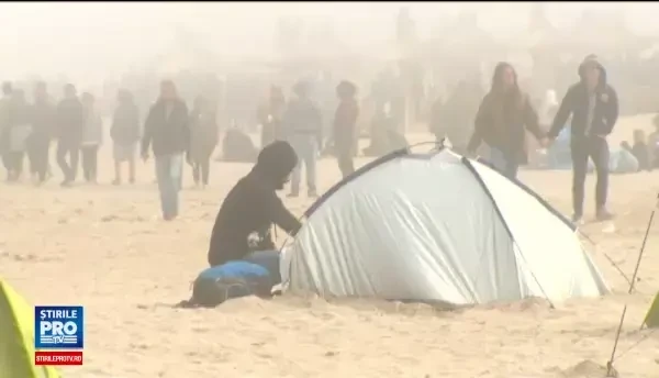 Temperaturile scazute de pe litoral nu le-au dat batai de cap tinerilor pregatiti de distractie. Cum s-au incalzit