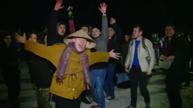 Atmosfera boema, focuri de tabara si oameni zambitori. Cum arata distractia de 1 mai in Vama, in ciuda vremii capricioase