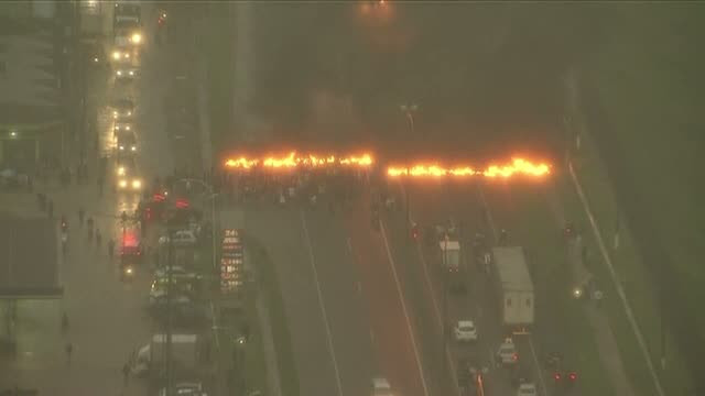 Brazilia, marcata de violente la finalul primei greve generale din ultimii 20 de ani. Zeci de autobuze si masini, incendiate