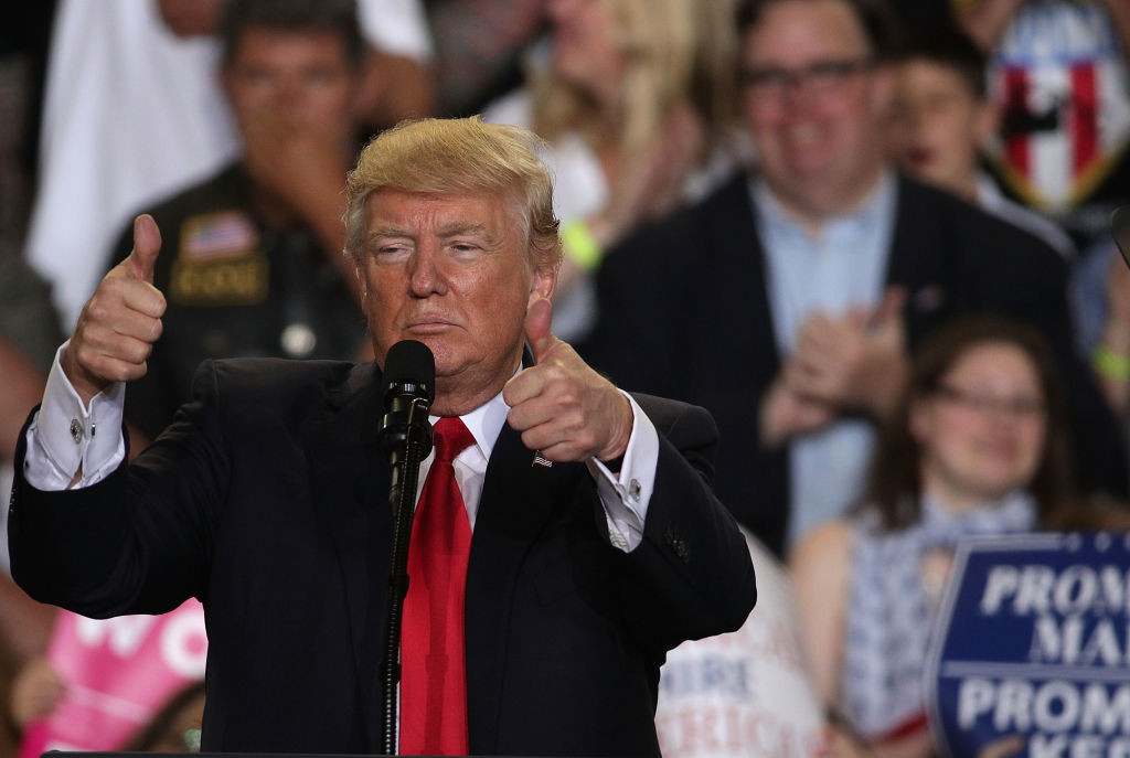 Trump a sarbatorit 100 de zile de mandat departe de “mlastina din Washington”. Mesajul dur transmis presei de presedinte